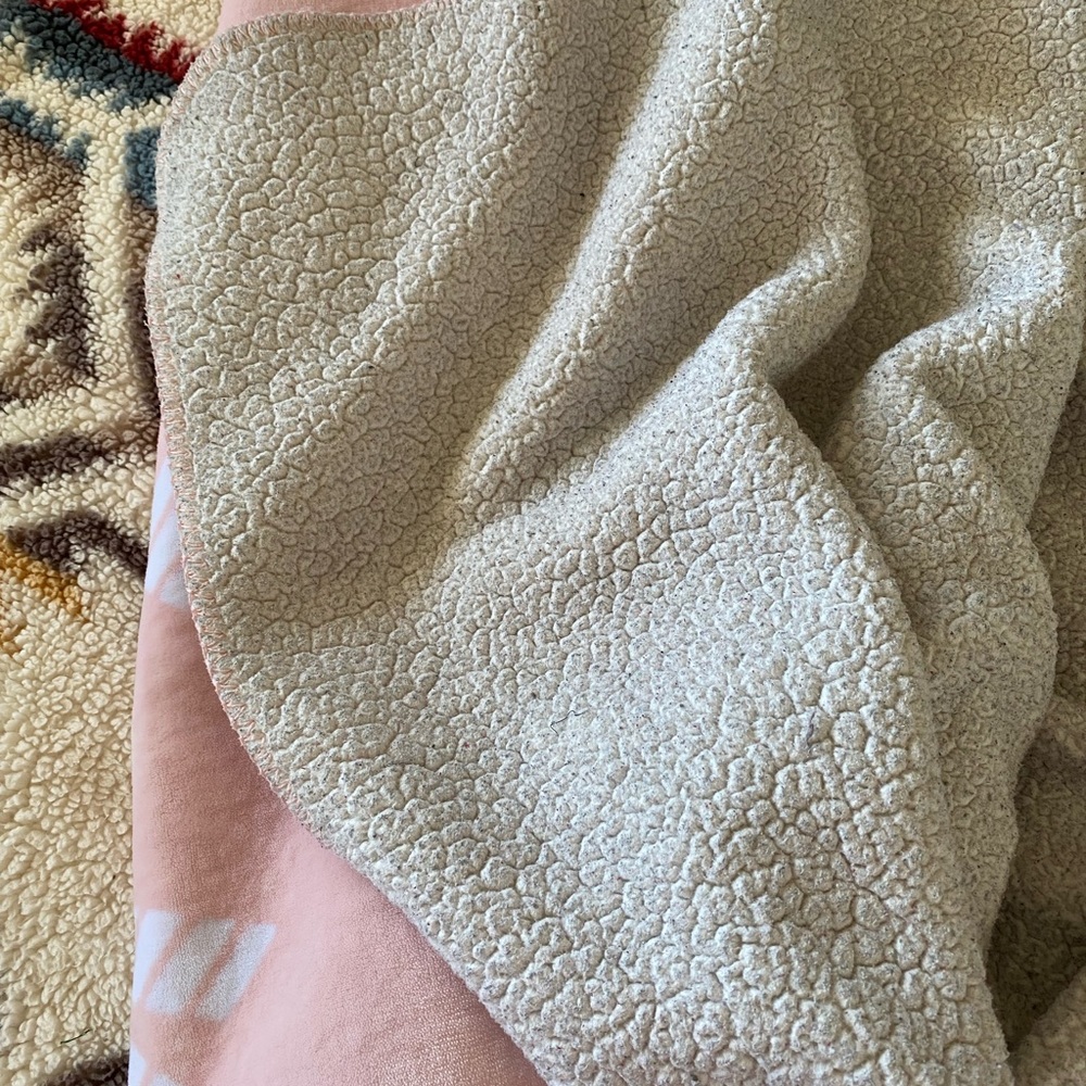 VS Pink blanket - Picture 5 of 5